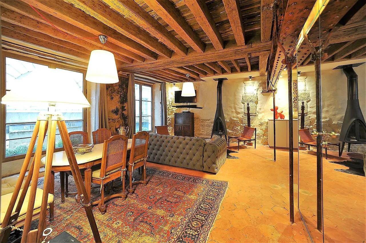 Apartment Beautiful In Historical Marais Paris