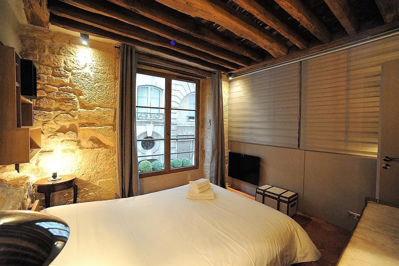 Apartment Beautiful In Historical Marais Paris