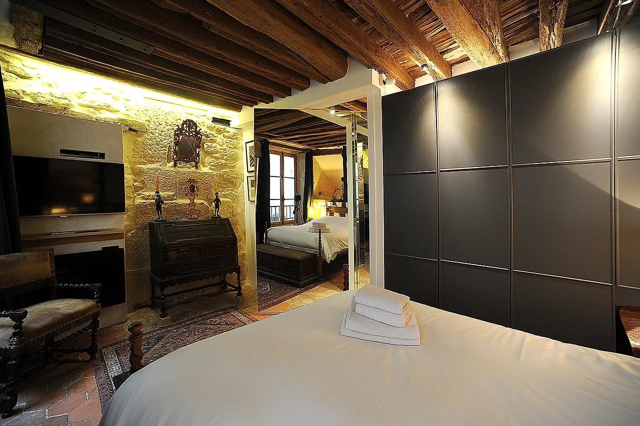 Beautiful In Historical Marais Apartment