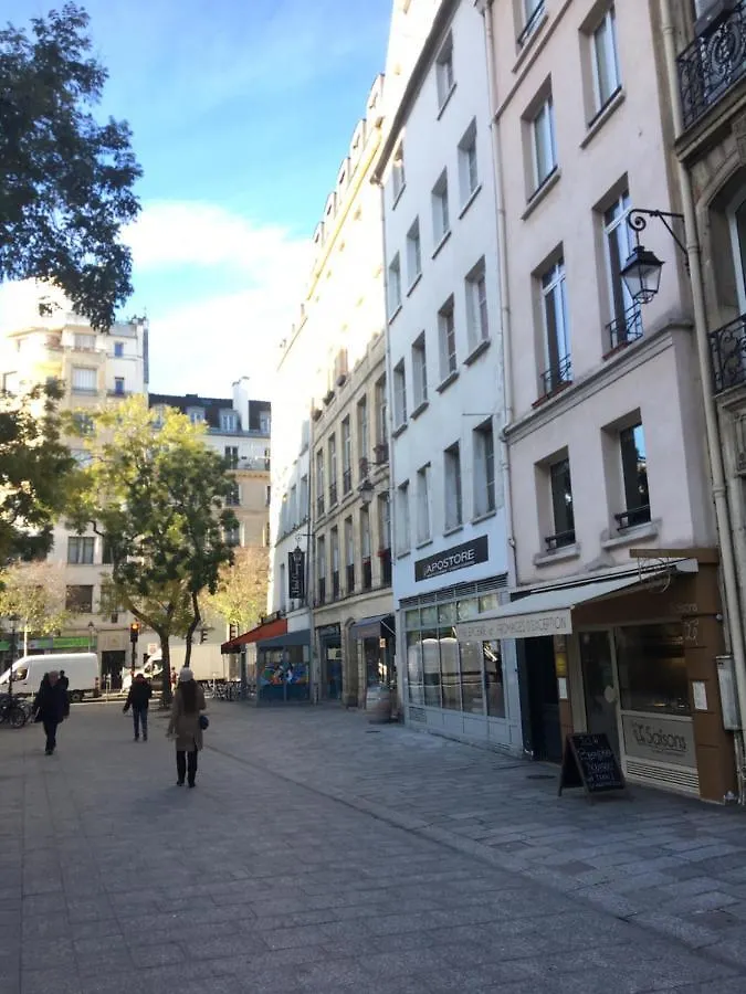 Beautiful In Historical Marais Apartment *